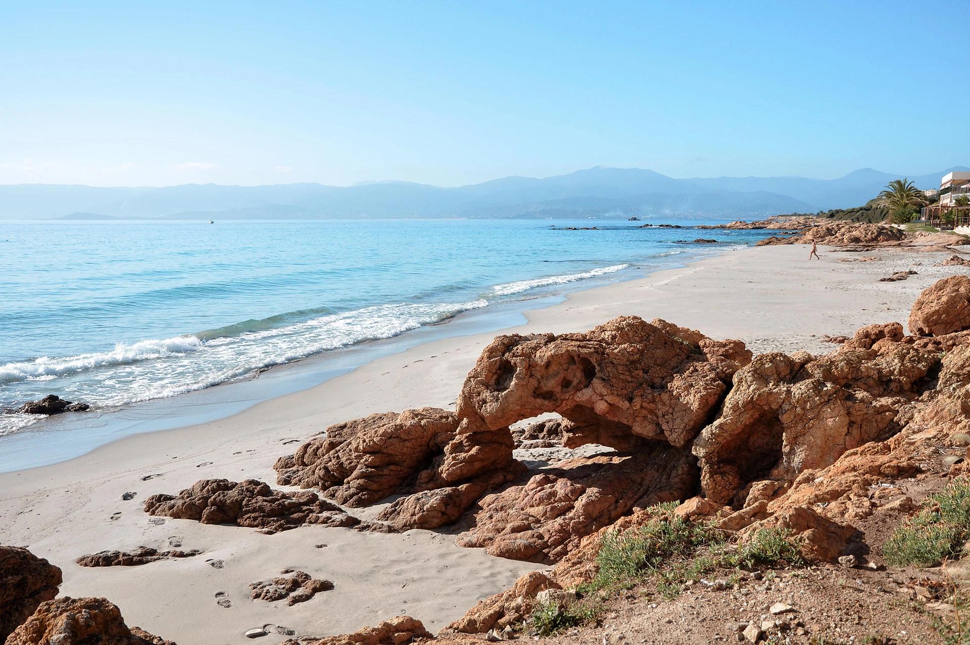 Les plages de corse-du-sud accessibles facilement depuis l'hôtel Le Week end à Ajaccio