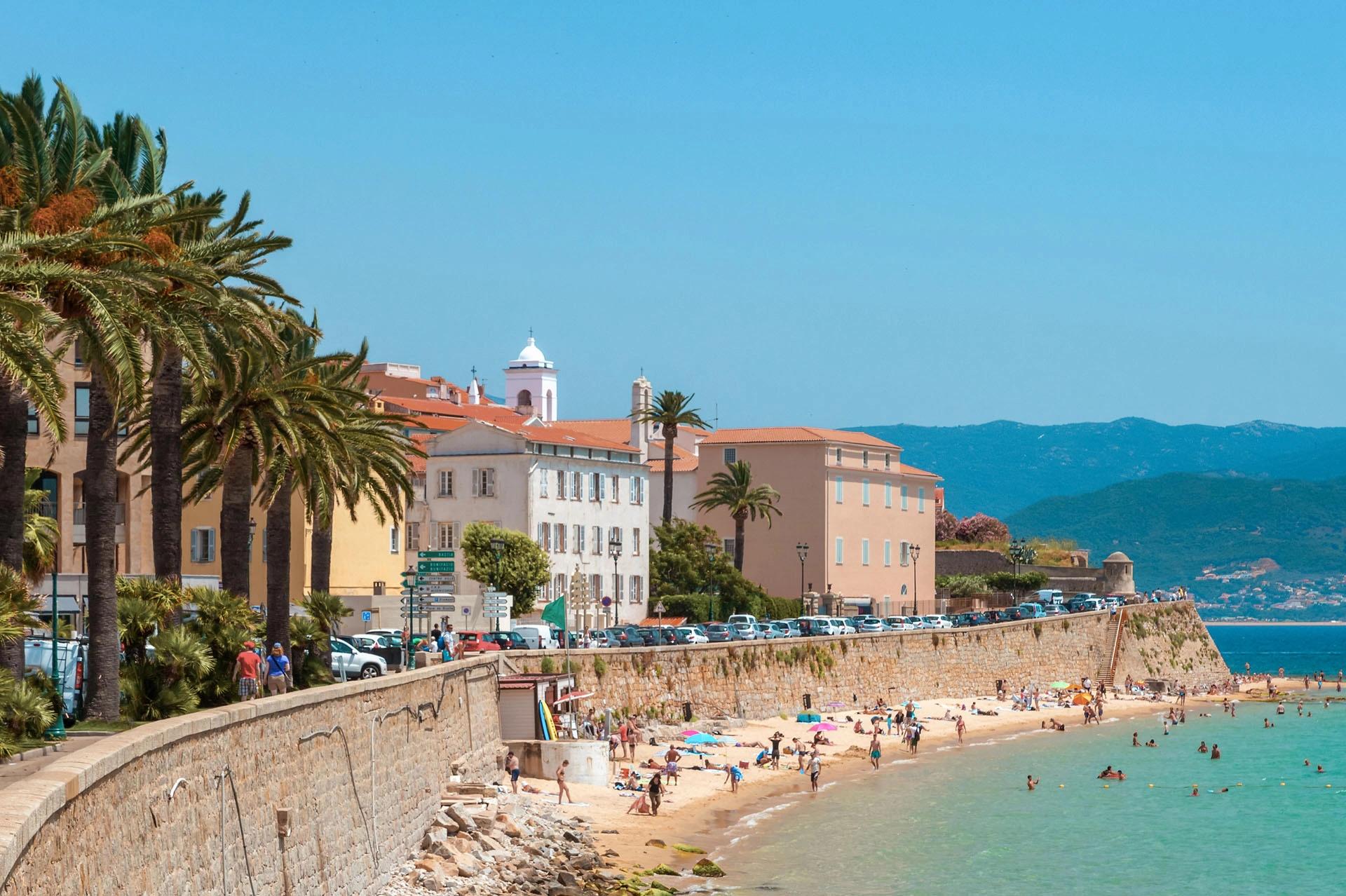 Ajaccio et sa plage en ville proche de l'hôtel 4 étoiles Le week end