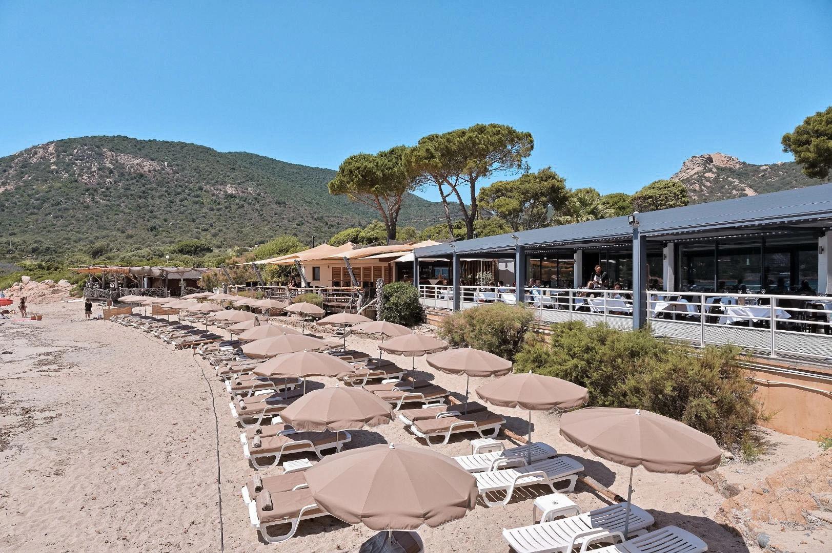 plage aménagée à l'hôtel Le Week end à Ajaccio