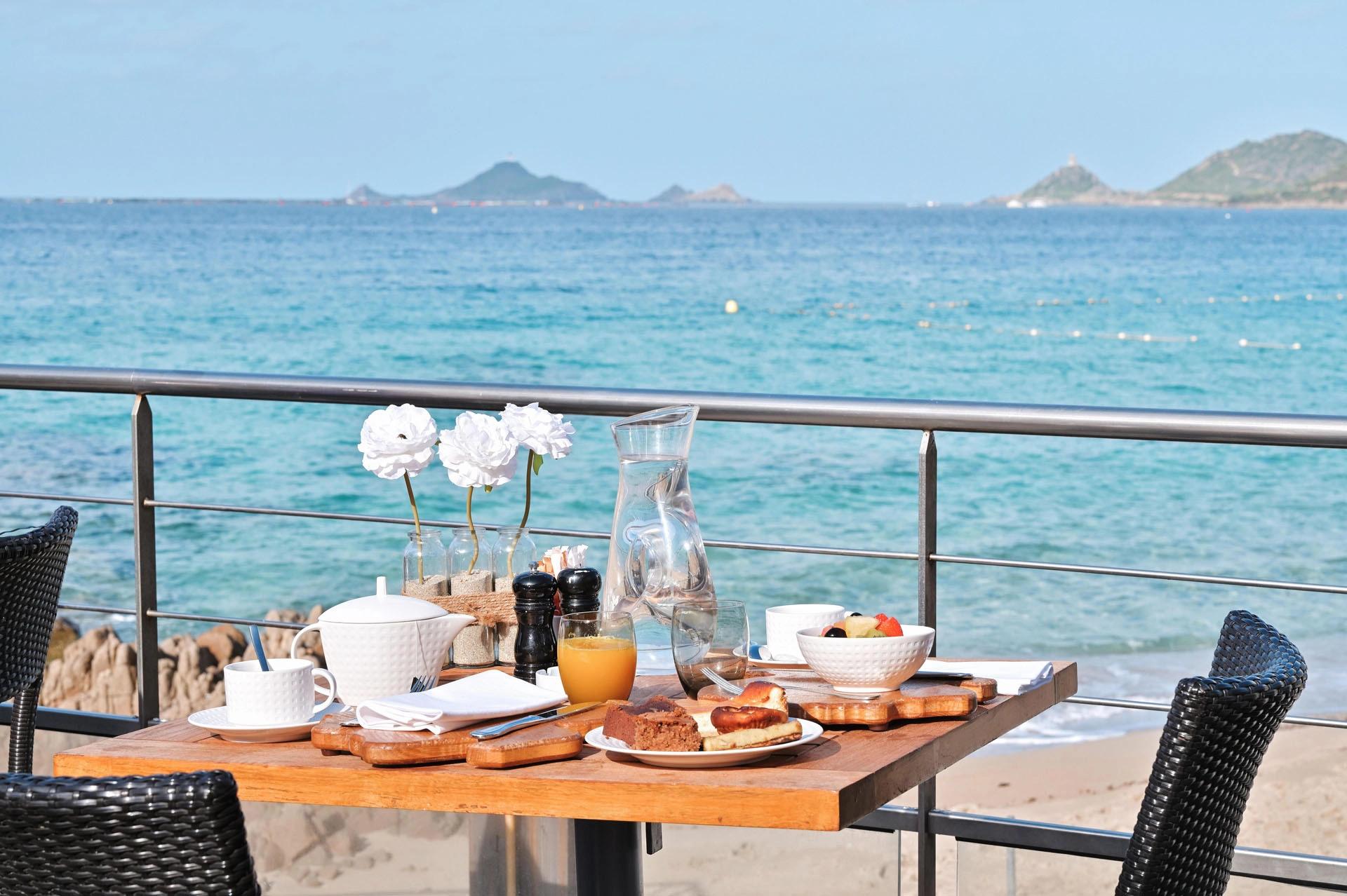 Petit-déjeuner en bord de mer à l'hôtel 4 étoiles Le Week end