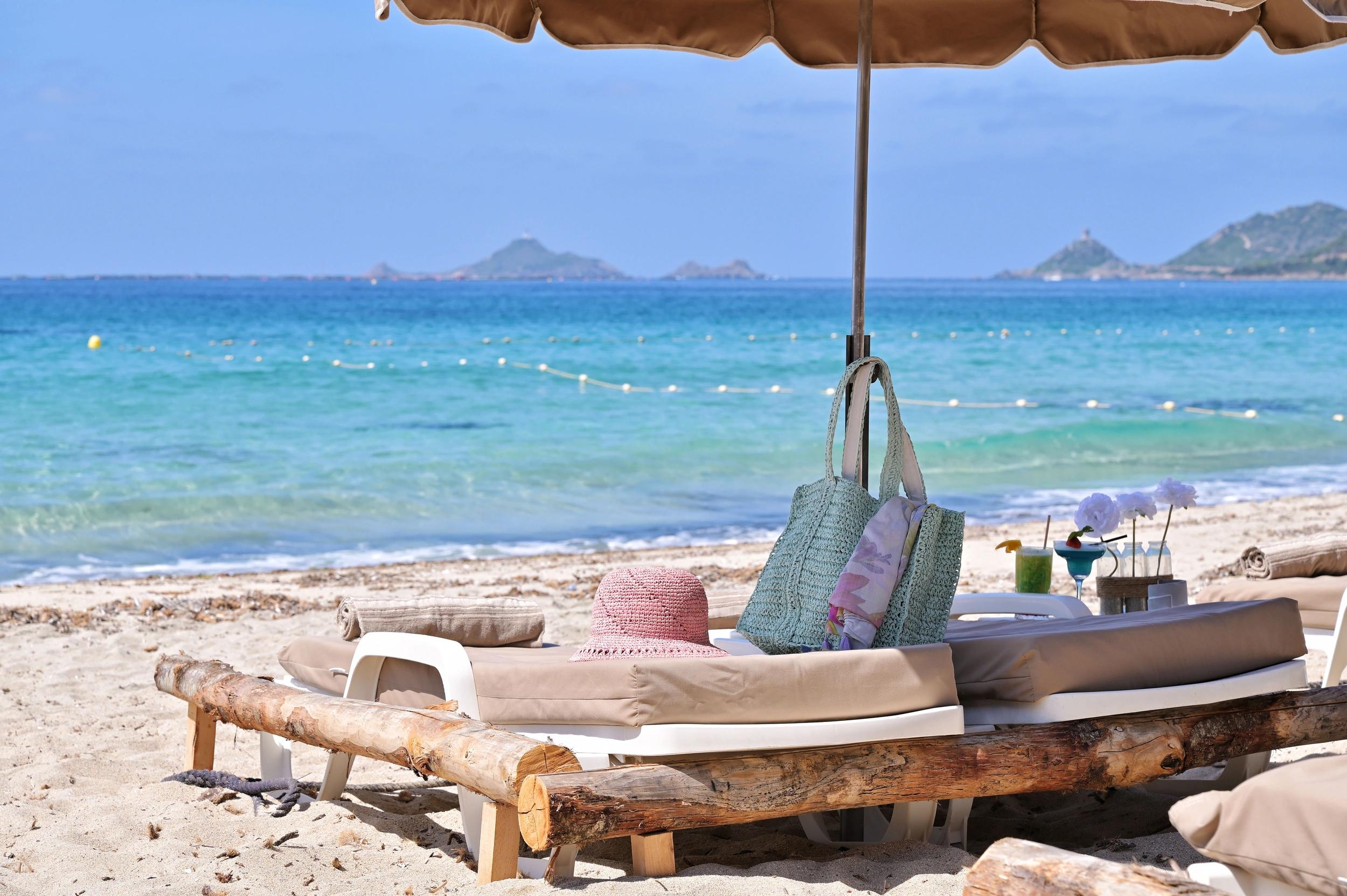 plage aménagée à l'hôtel Le Week end à Ajaccio en Corse