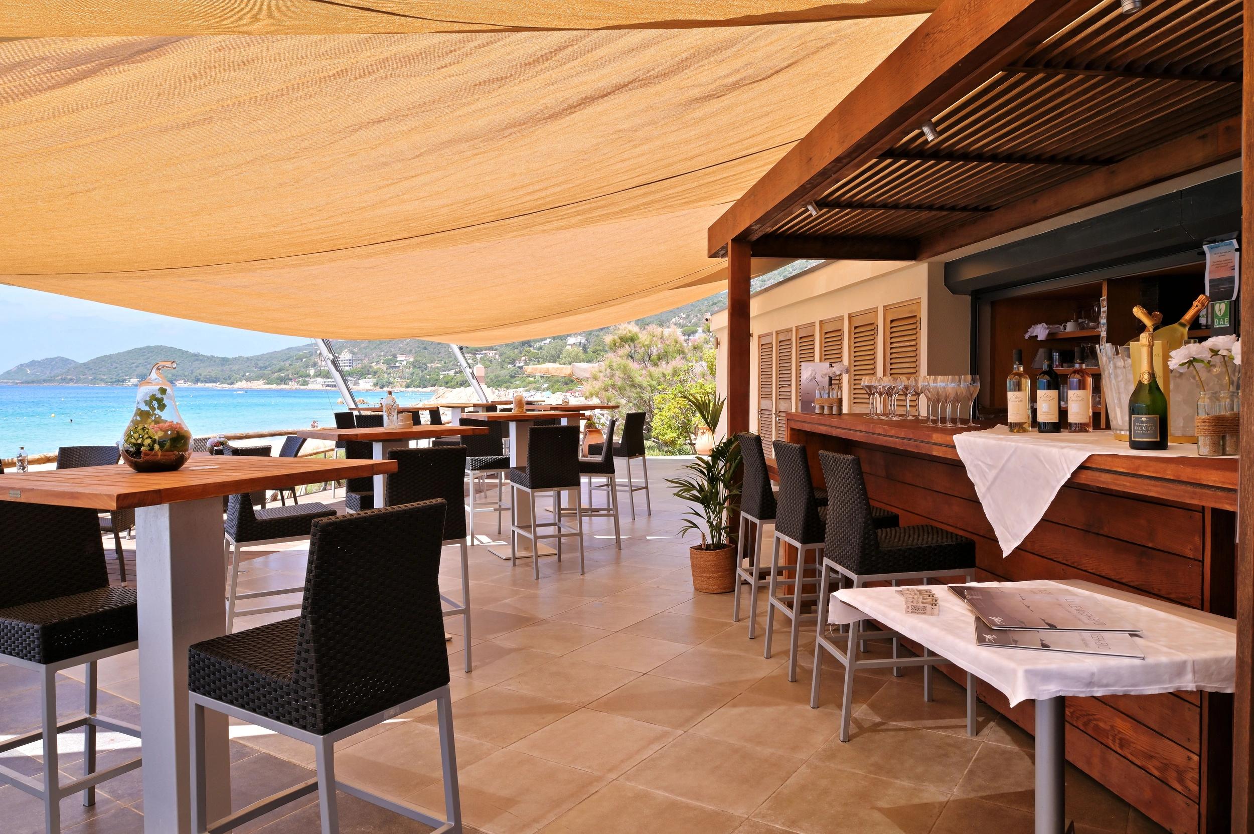 bar de plage à l'hôtel Le Week end à Ajaccio en Corse