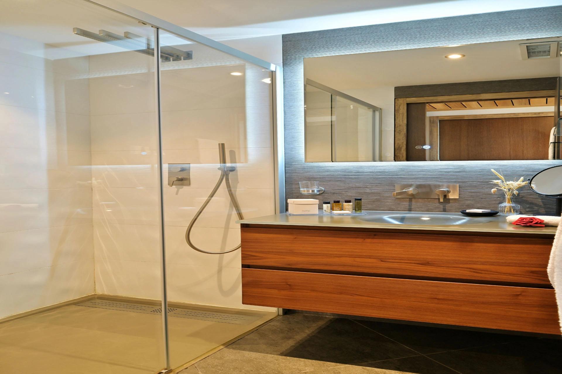 Grande salle de bain dans es suites de l'hôtel 4 étoiles le Week end